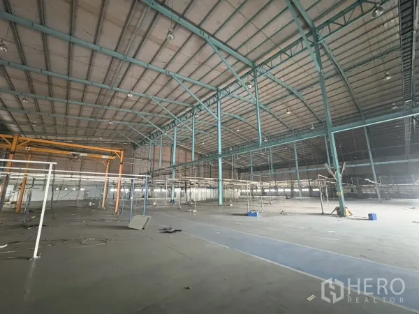 โรงงาน ให้เช่าในKhlong Toei, Bangkok - ภายในโกดังโปร่งเห็นโครงสร้างเหล็กและหลังคากันความร้อน