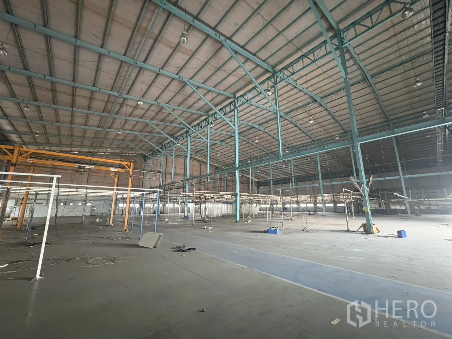 โรงงาน ให้เช่าในKhlong Toei, Bangkok - ภายในโกดังโปร่งเห็นโครงสร้างเหล็กและหลังคากันความร้อน