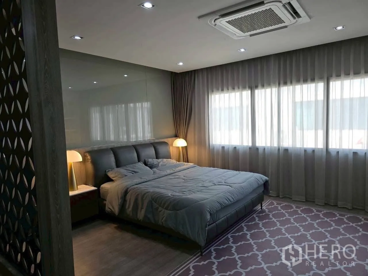 ทาวน์เฮาส์ ให้เช่าหรือขายในLat Phrao, Bangkok - ห้องนอนใหญ่มีหน้าต่างสามบาน แอร์ฝังฝ้า และไฟส่องนุ่มนวล