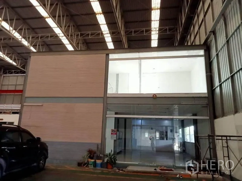 Factory for rent in Bang Phli, Samut Prakan - Factory entrance with two-storey office block and full-height glass frontage inside the warehouse.