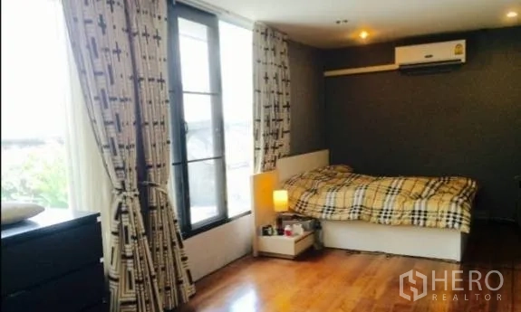 บ้าน ให้เช่าในKhlong Toei, Bangkok - ห้องนอนอบอุ่น พื้นไม้ หน้าต่างใหญ่ และเครื่องปรับอากาศ