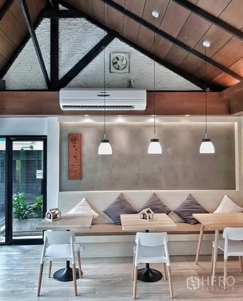 店屋 出租在Bang Rak, Bangkok - 咖啡区带人字顶天花、吊灯与卡座，室内空调齐全的曼谷商铺。