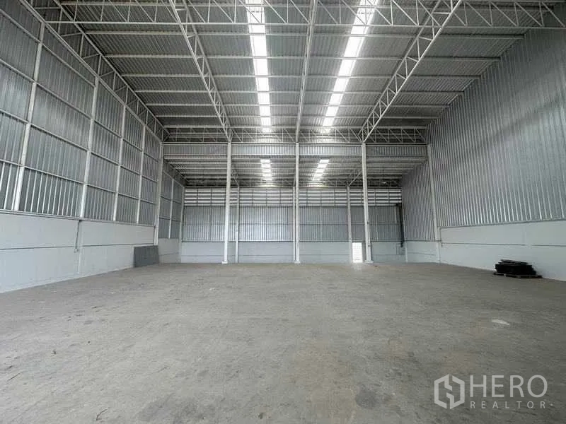 โรงงาน ให้เช่าในWang Noi, Phra Nakhon Si Ayutthaya - พื้นที่การผลิตโล่ง เสาโครงสร้างสูง ผนังเมทัลชีท และไฟสว่างยาว