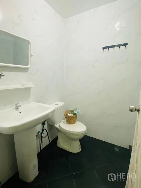 คอนโด ให้เช่าหรือขายในWatthana, Bangkok - ห้องน้ำรับแขกพร้อมอ่างล้างหน้าแบบขาตั้ง โถสุขภัณฑ์ และผนังกระเบื้องสีขาว