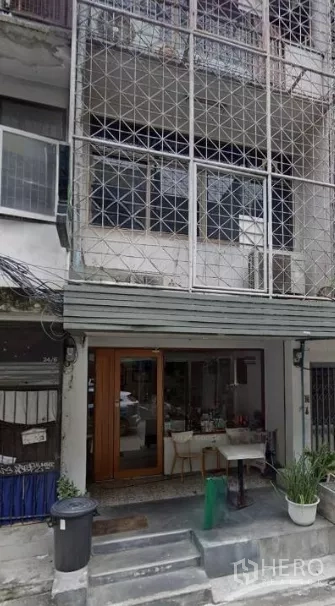 อาคารพาณิชย์ ให้เช่าในWatthana, Bangkok - ด้านหน้าอาคารพาณิชย์หลายชั้นพร้อมตะแกรงเหล็กและประตูกระจก