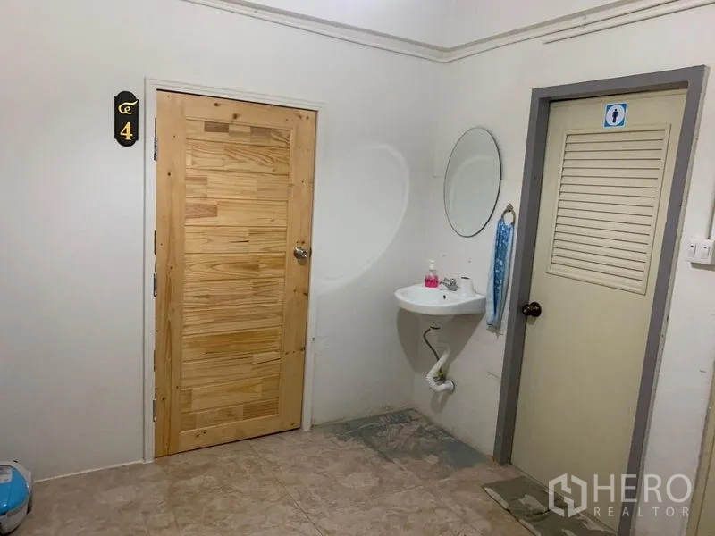 อาคารพาณิชย์ ให้เช่าในKhlong Toei, Bangkok - โถงรวมมีประตูไม้ อ่างล้างหน้า กระจก และทางเข้าห้องน้ำ