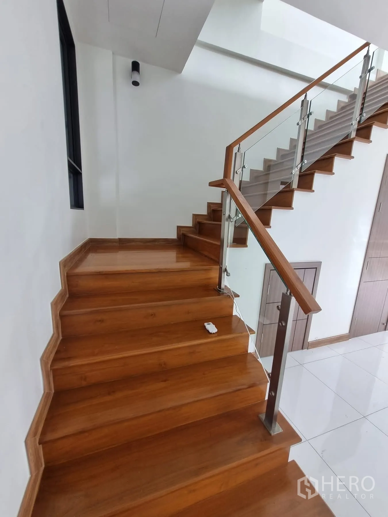 สำนักงานที่บ้าน ให้เช่าในKhlong Toei, Bangkok - บันไดพื้นไม้ราวกระจกดีไซน์โมเดิร์น