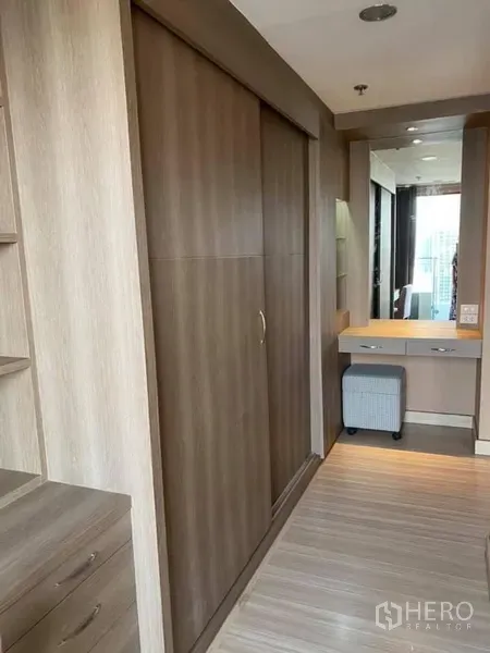 คอนโด ให้เช่าในWatthana, Bangkok - โถงห้องนอนพร้อมตู้เสื้อผ้าบานเลื่อนใบใหญ่ ลิ้นชัก และโต๊ะเครื่องแป้งพร้อมกระจก