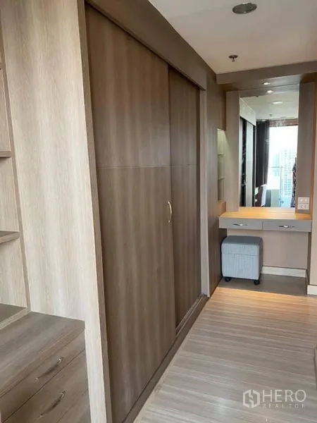 คอนโด ให้เช่าในWatthana, Bangkok - โถงห้องนอนพร้อมตู้เสื้อผ้าบานเลื่อนใบใหญ่ ลิ้นชัก และโต๊ะเครื่องแป้งพร้อมกระจก