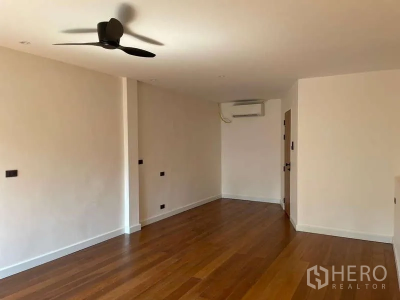 สำนักงานที่บ้าน ให้เช่าในWatthana, Bangkok - ห้องโล่งสว่าง พื้นไม้ พัดลมเพดานและแอร์ เหมาะเป็นพื้นที่ทำงานหรืออยู่อาศัย.