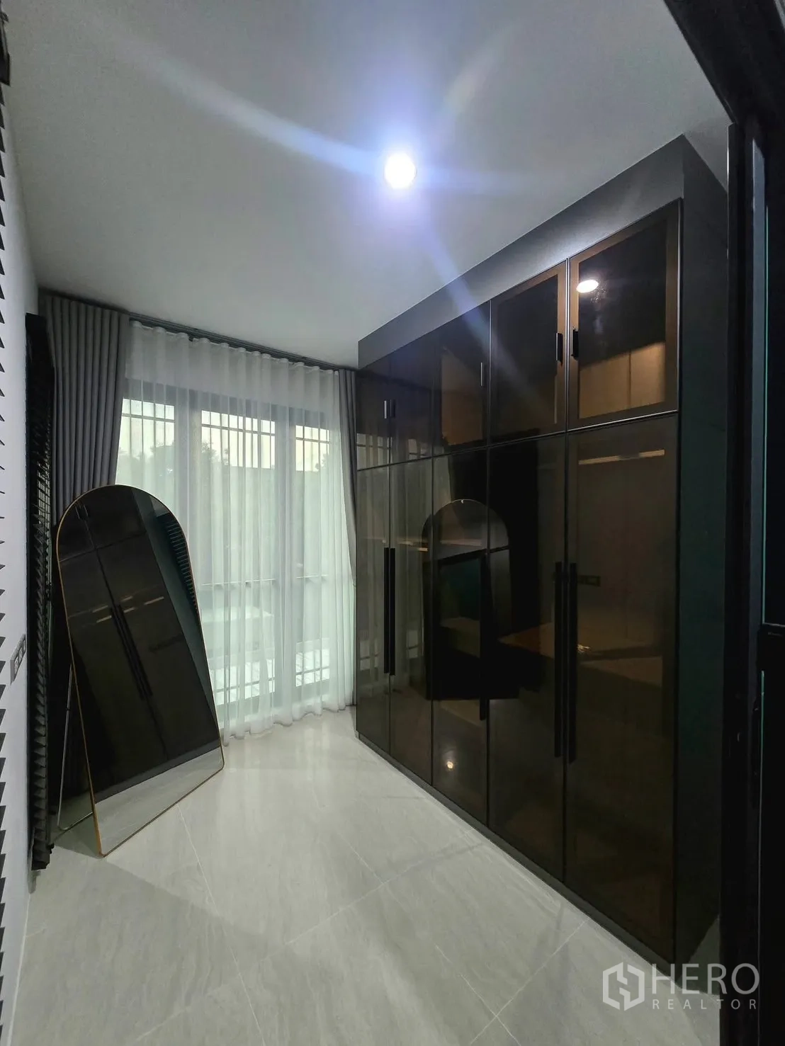 Semi-detached House for rent in Suan Luang, Bangkok - Dressing room with floor-to-ceiling glossy wardrobes and a full-length mirror.
