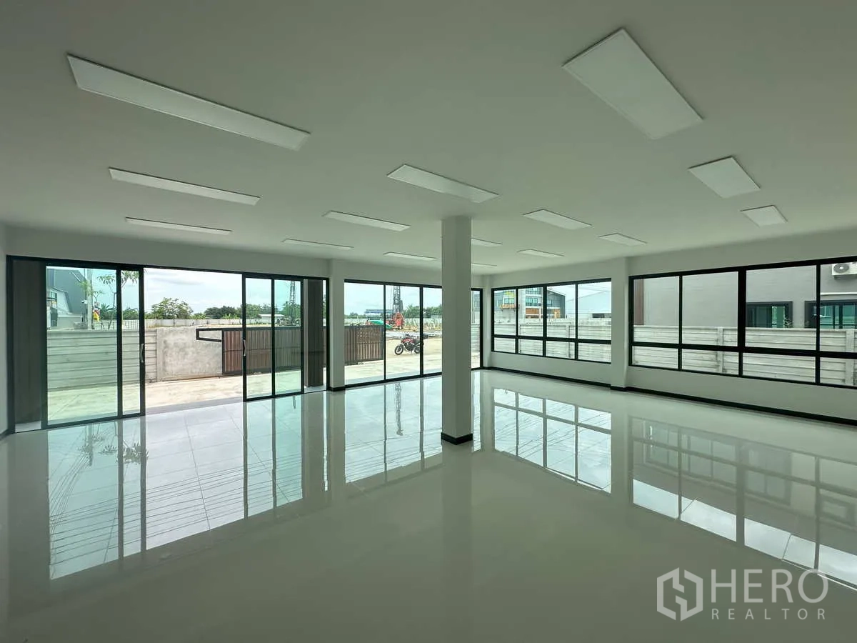 Factory for rent in Bang Len, Nakhon Pathom - Bright ground-floor office with floor-to-ceiling windows and sliding glass doors to the yard.