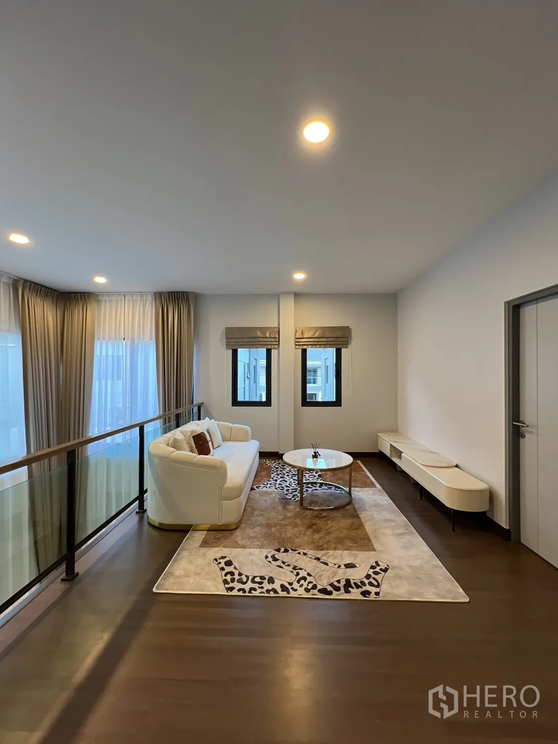Detached House for rent or sale in Bang Phli, Samut Prakan - Upper-floor family lounge with sofa, coffee table and glass balustrade.