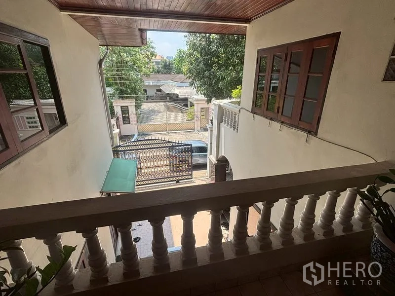 独栋房屋 for sale in Suan Luang, Bangkok - 二层阳台俯瞰车道和装饰大门。