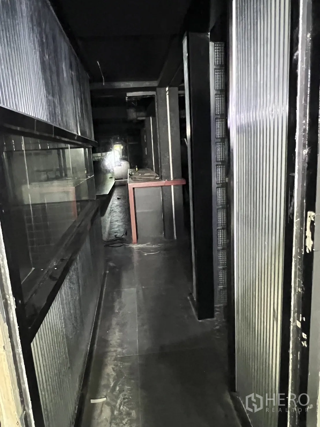 อาคารพาณิชย์ ให้เช่า - ทางเดินบริการแคบ ผนังกระจกและแผ่นลอนโลหะ