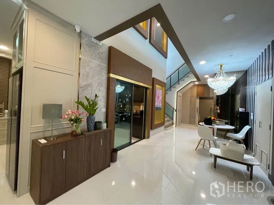 บ้านเดี่ยว for rent or sale in Bang Phli, Samut Prakan - โถงทางเข้าพร้อมพื้นเงา แชนเดอเลียร์ และบันได
