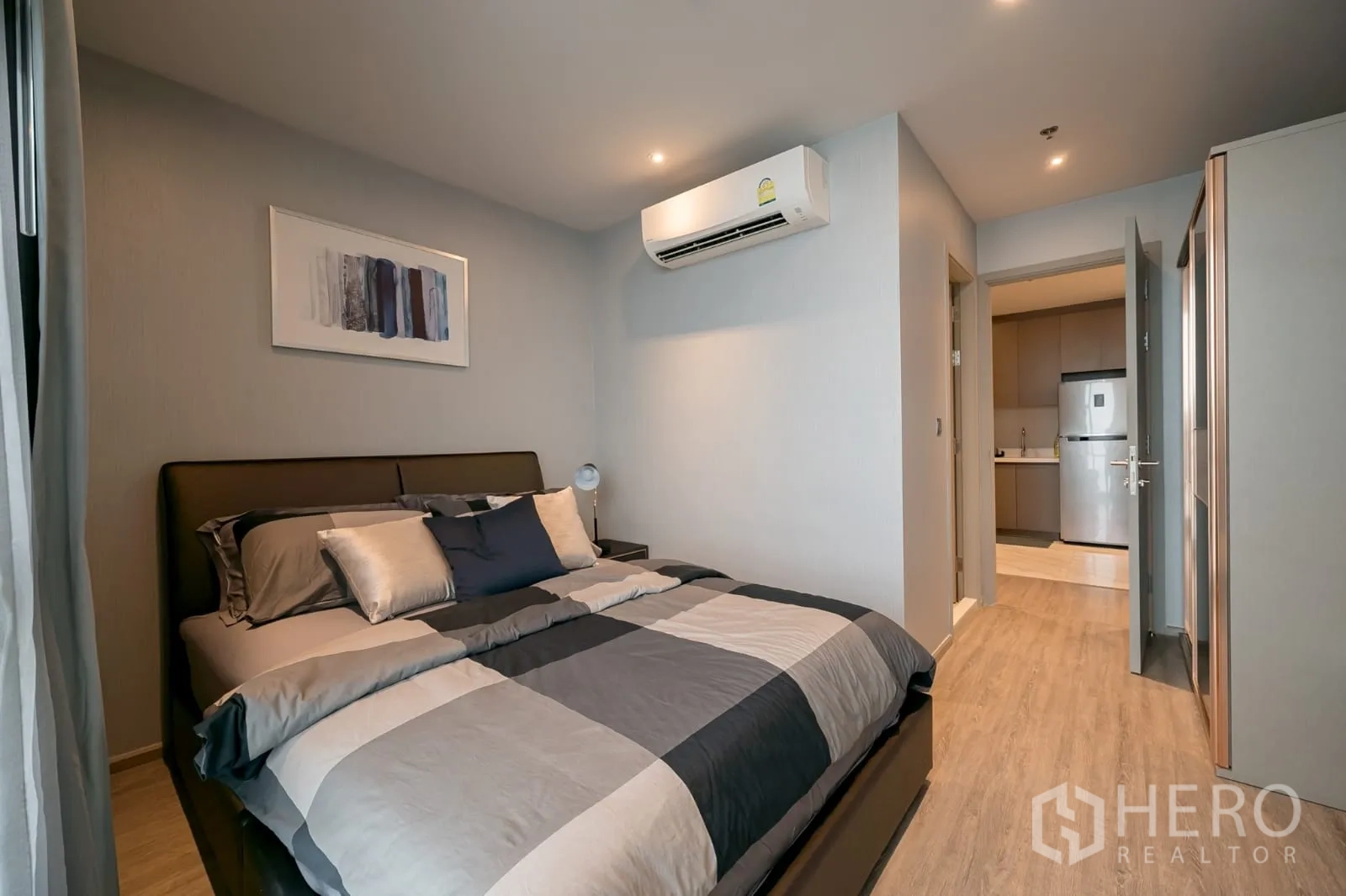 คอนโด ให้เช่าในKhlong Toei, Bangkok - ห้องนอนที่สอง เตียงควีน วิวมองสู่โซนครัว