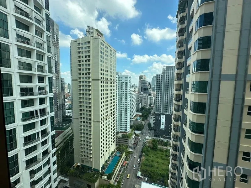 คอนโด ขายในKhlong Toei, Bangkok - วิวชั้นสูงย่านสุขุมวิท เห็นอาคารสูงและถนนด้านล่าง