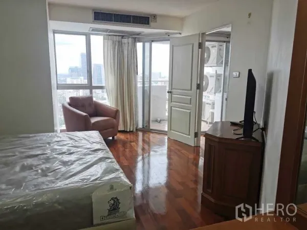 公寓 出租 - 卧室转角面向阳台，大窗户引入充足自然光。