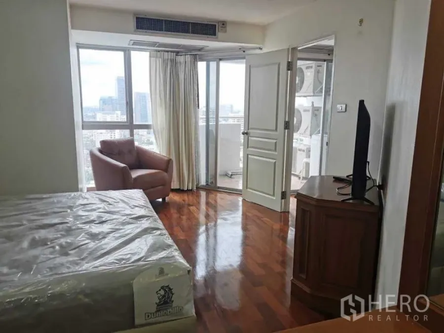 คอนโด ให้เช่า - มุมห้องนอนหันสู่ระเบียง พร้อมหน้าต่างบานใหญ่รับแสงธรรมชาติ