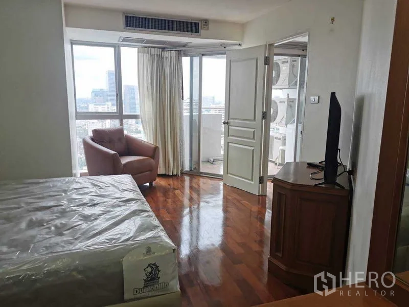 คอนโด ให้เช่า - มุมห้องนอนหันสู่ระเบียง พร้อมหน้าต่างบานใหญ่รับแสงธรรมชาติ