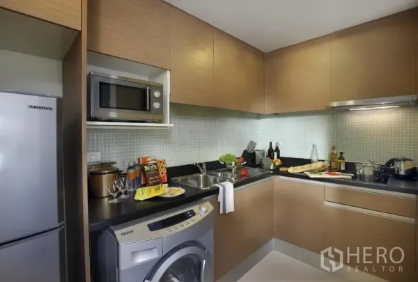 公寓 出租在Khlong Toei, Bangkok - L形开放式厨房，木质橱柜、微波炉、冰箱与室内洗衣机