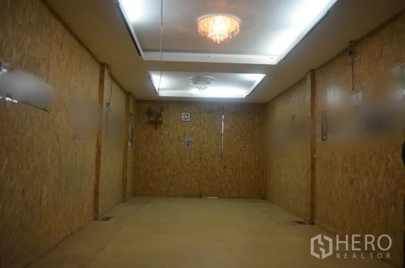 店屋 出租在Khlong Toei, Bangkok - 长形开放空间，OSB木板墙，吊顶射灯与水晶吊灯。