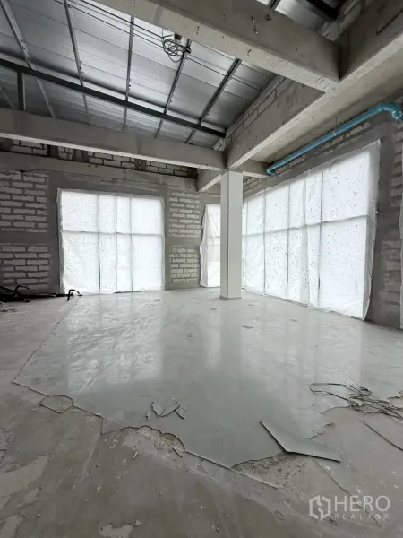 พื้นที่ขายปลีก ให้เช่าในKhlong Toei, Bangkok - ภายในร้านสภาพพร้อมปรับแต่ง เพดานสูง พื้นคอนกรีต ผนังก่ออิฐ และช่องแสงขนาดใหญ่.