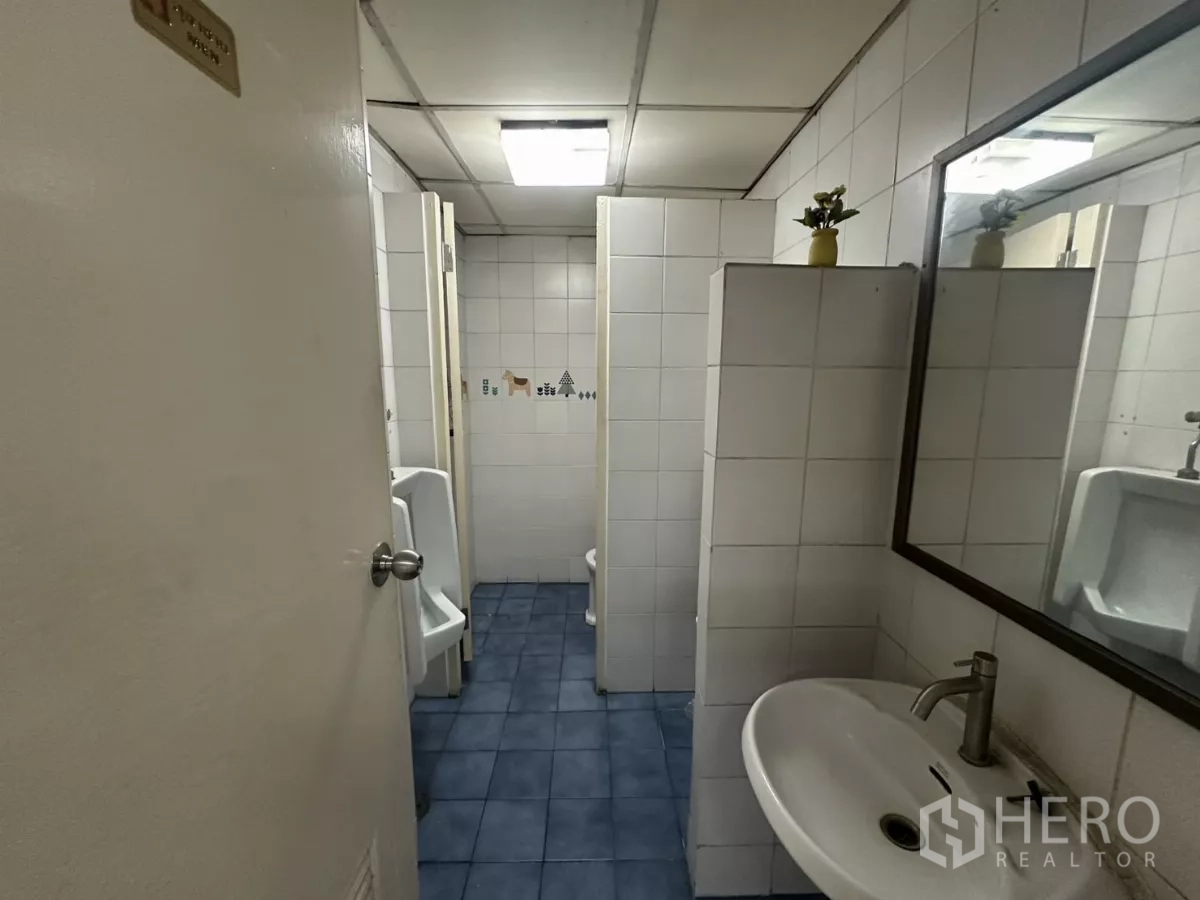 คลังสินค้า ให้เช่า - ห้องน้ำส่วนกลางสะอาด กระเบื้องสีขาว อ่างล้างหน้า กระจก โถปัสสาวะและห้องน้ำ