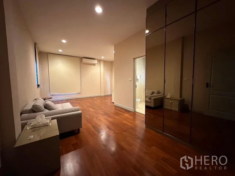 บ้าน ให้เช่าหรือขายในKhan Na Yao, Bangkok - ห้องนอนมีมุมนั่งเล่น ตู้เสื้อผ้าสูง และประตูเข้าห้องน้ำในตัว