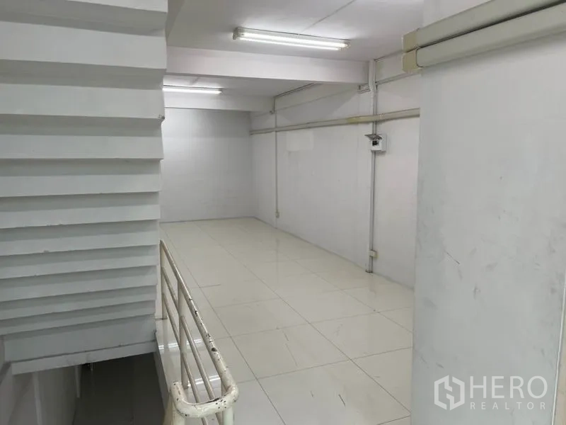 อาคารพาณิชย์ ให้เช่าในBang Rak, Bangkok - โถงยาวปูกระเบื้องขาว พร้อมท่อไฟฟ้าภายในอาคารใกล้ชานพักบันได