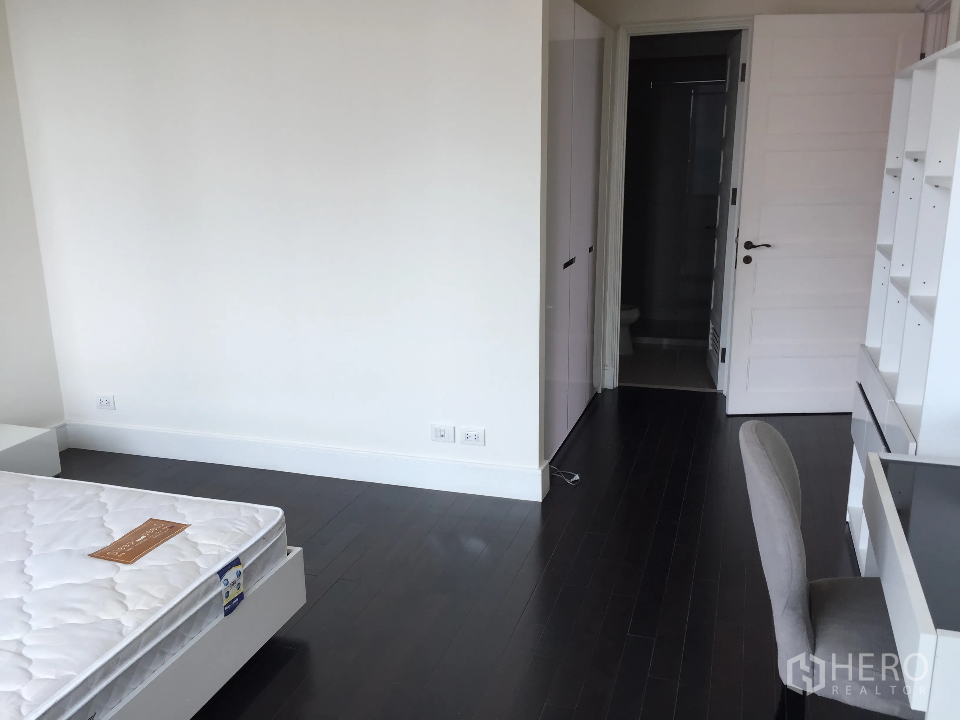 คอนโด ให้เช่าในKhlong Toei, Bangkok - ห้องนอนพร้อมโต๊ะทำงาน ตู้ชั้นบิลต์อิน และประตูเข้าสู่ห้องน้ำในตัว