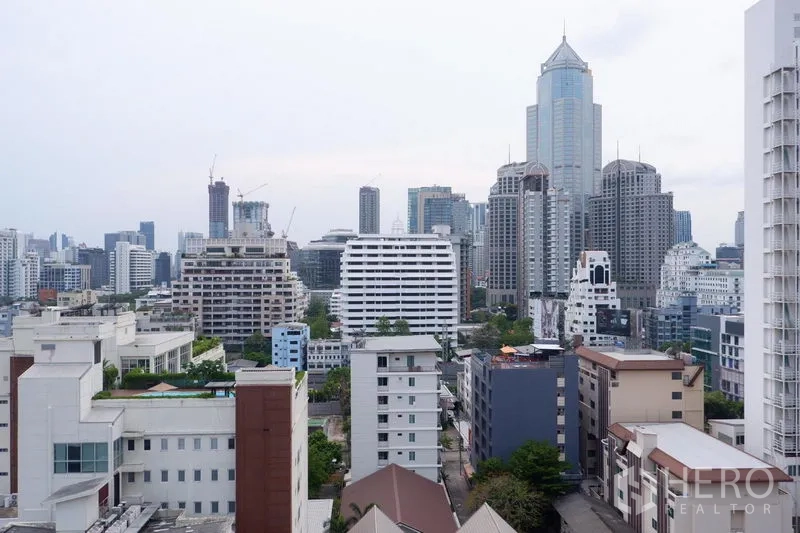 公寓 出租在Khlong Toei, Bangkok - 阳台远眺曼谷天际线与周边建筑景致