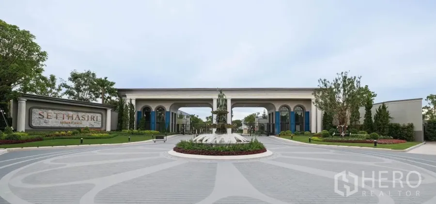 独立式住宅 出租在Bang Phli, Samut Prakan - Setthasiri Bangna KM.10社区宏伟门庭，中央喷泉与景观绿化。