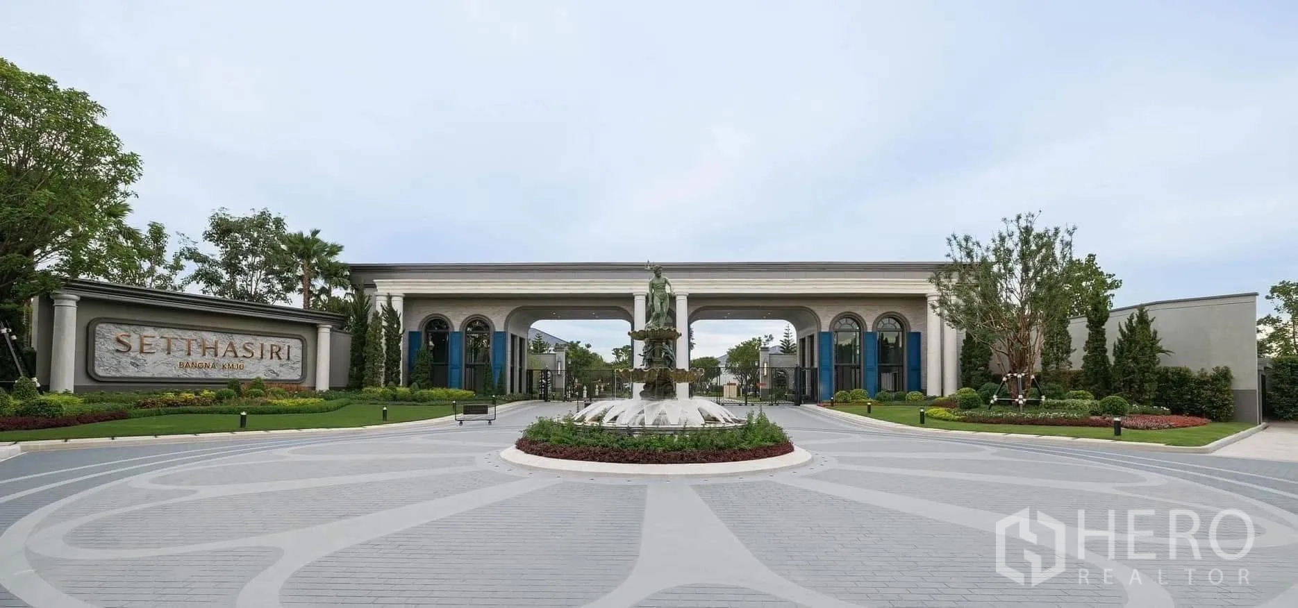 独立式住宅 出租在Bang Phli, Samut Prakan - Setthasiri Bangna KM.10社区宏伟门庭，中央喷泉与景观绿化。