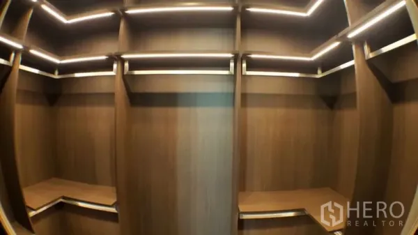 คอนโด ให้เช่าในKhlong Toei, Bangkok - วอล์กอินโคลเซ็ต บิวท์อินไม้ พร้อมไฟเส้น LED