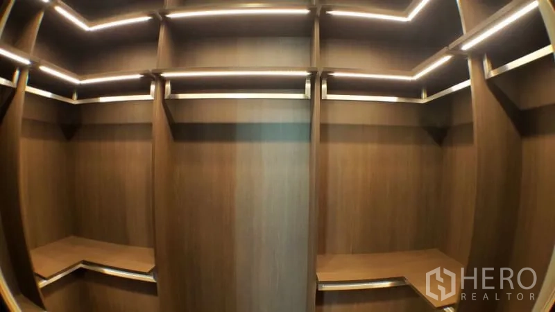 คอนโด ให้เช่าในKhlong Toei, Bangkok - วอล์กอินโคลเซ็ต บิวท์อินไม้ พร้อมไฟเส้น LED