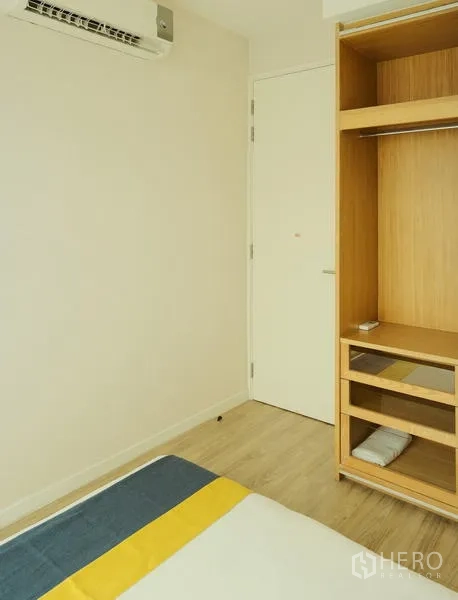 公寓 出租在Bang Rak, Bangkok - 卧室角落，内置衣柜与壁挂空调