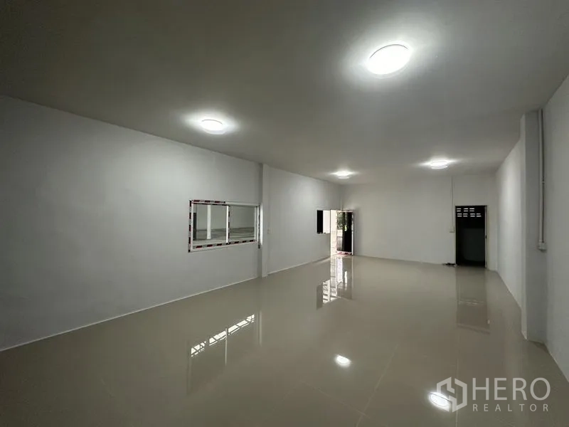 Warehouse for rent in Sai Noi, Nonthaburi - Back office area with windows to the warehouse and a separate entrance door.
