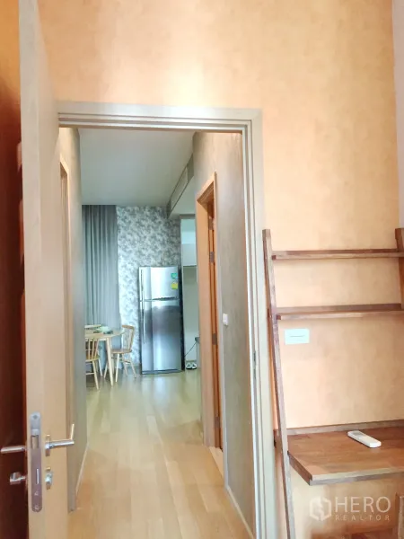 คอนโด ให้เช่าในWatthana, Bangkok - โถงทางเดินสว่าง พื้นไม้ ต่อเนื่องไปยังมุมทานข้าวและตู้เย็นสแตนเลส