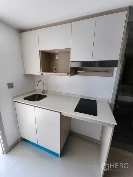 คอนโด ขายในSathon, Bangkok - ครัวบิลต์อินสไตล์โมเดิร์น ตู้สีขาว อ่างล้างจาน และเตาไฟฟ้า