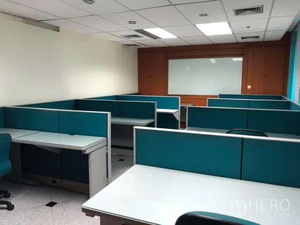 办公空间 出租在Din Daeng, Bangkok - 隔间工位区，蓝绿色隔板与吊顶照明。