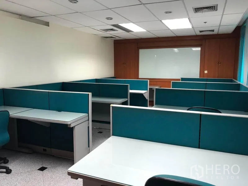 办公空间 出租在Din Daeng, Bangkok - 隔间工位区，蓝绿色隔板与吊顶照明。