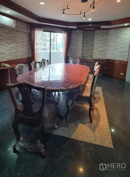 คอนโด ให้เช่าในKhlong Toei, Bangkok - ห้องทานอาหารแบบทางการ โต๊ะยาว ไฟดาวน์ไลท์ พร้อมหน้าต่างติดระเบียง