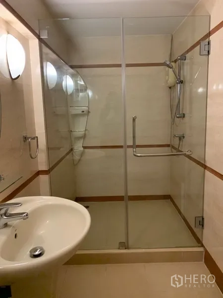 บ้าน ให้เช่าในPhra Khanong, Bangkok - ห้องน้ำพร้อมตู้ชาวเวอร์กระจกบานใหญ่ กระจกเงา และกระเบื้องโทนอุ่น