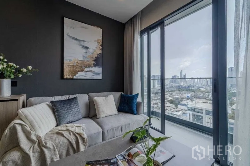 คอนโด ให้เช่าในPathum Wan, Bangkok - ห้องนั่งเล่นโมเดิร์น โซฟาติดประตูกระจกบานเลื่อนออกระเบียง มองเห็นวิวเมือง