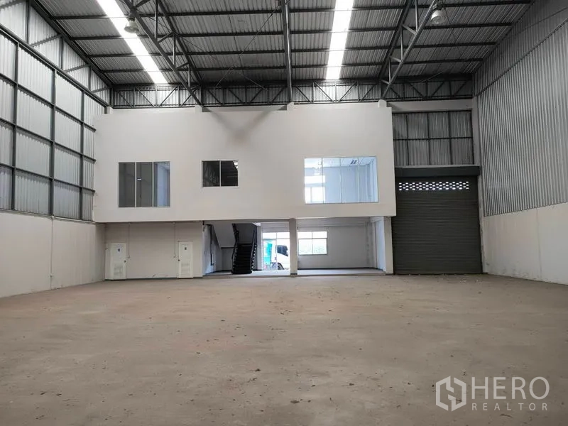 工厂 出租在Phra Nakhon Si Ayutthaya - 宽阔生产区，正对夹层办公区与卷闸出入口。