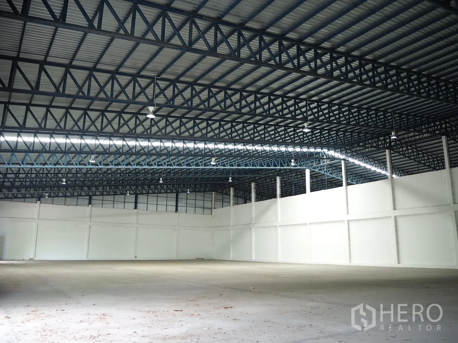 โรงงาน for rent in Uthai, Phra Nakhon Si Ayutthaya - ฮอลล์คลังสินค้าผนังสีขาว มีแผ่นหลังคาโปร่งแสงและพื้นที่กว้างไร้สิ่งกีดขวาง
