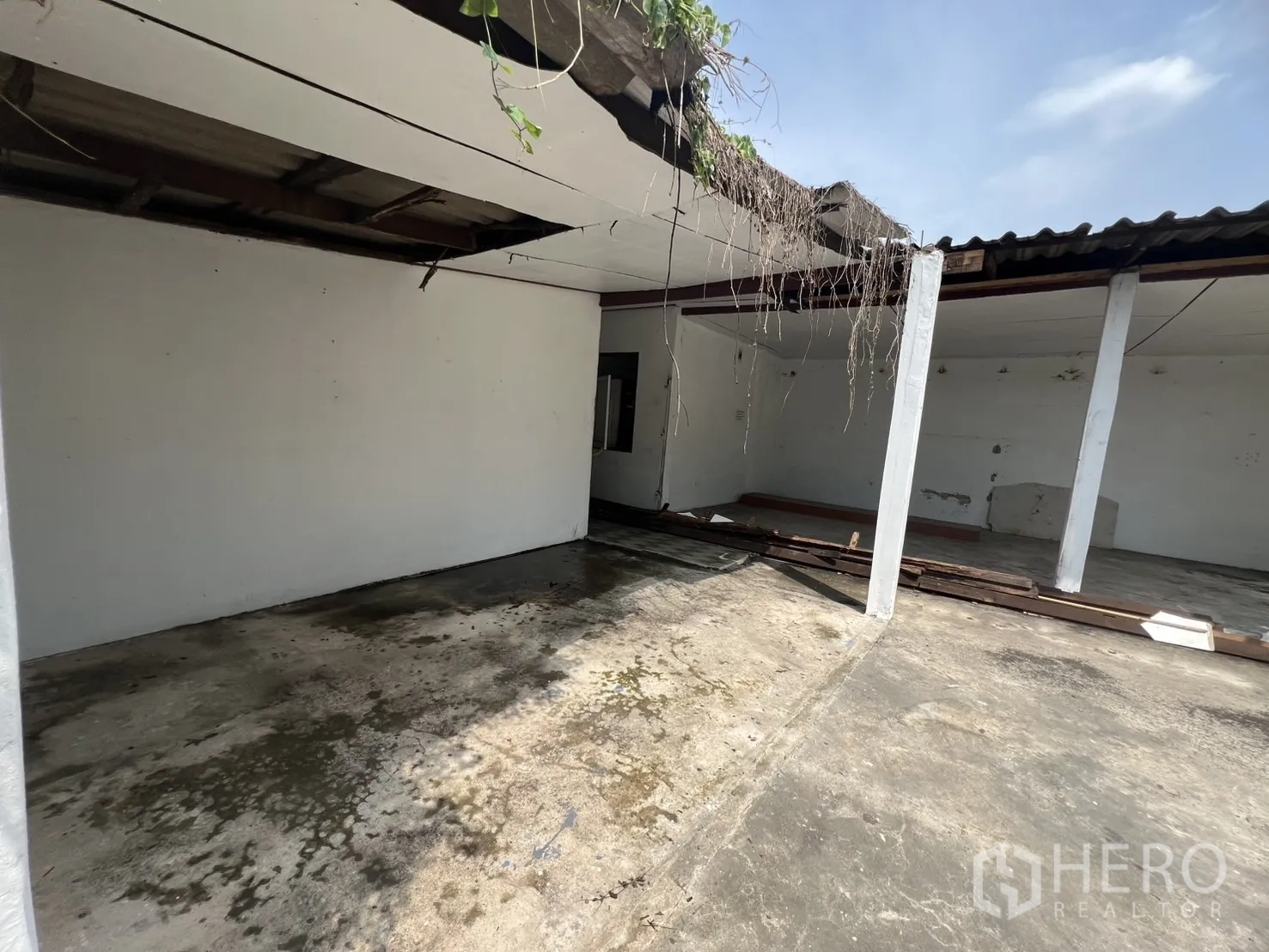 独立式住宅 出租在Phra Khanong, Bangkok - 半覆盖的户外空间，立柱与裸露屋梁，混凝土地面。