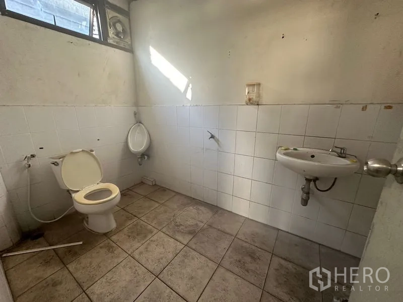 คลังสินค้า ให้เช่าในSaphan Sung, Bangkok - ห้องน้ำโกดังพร้อมโถสุขภัณฑ์ โถปัสสาวะ และอ่างล้างมือแขวนผนัง